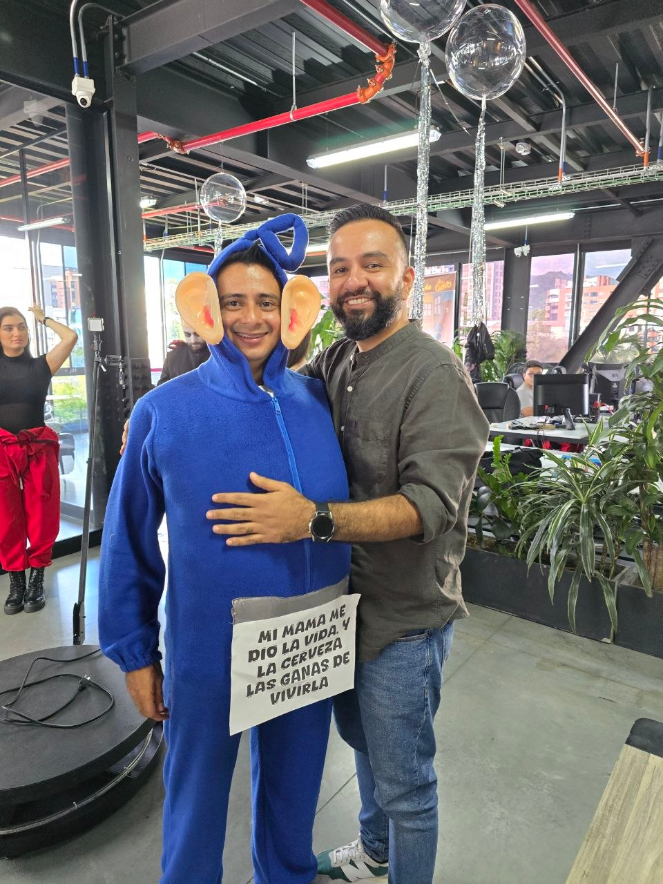 Foto de fiesta entre dos integrantes del parche.